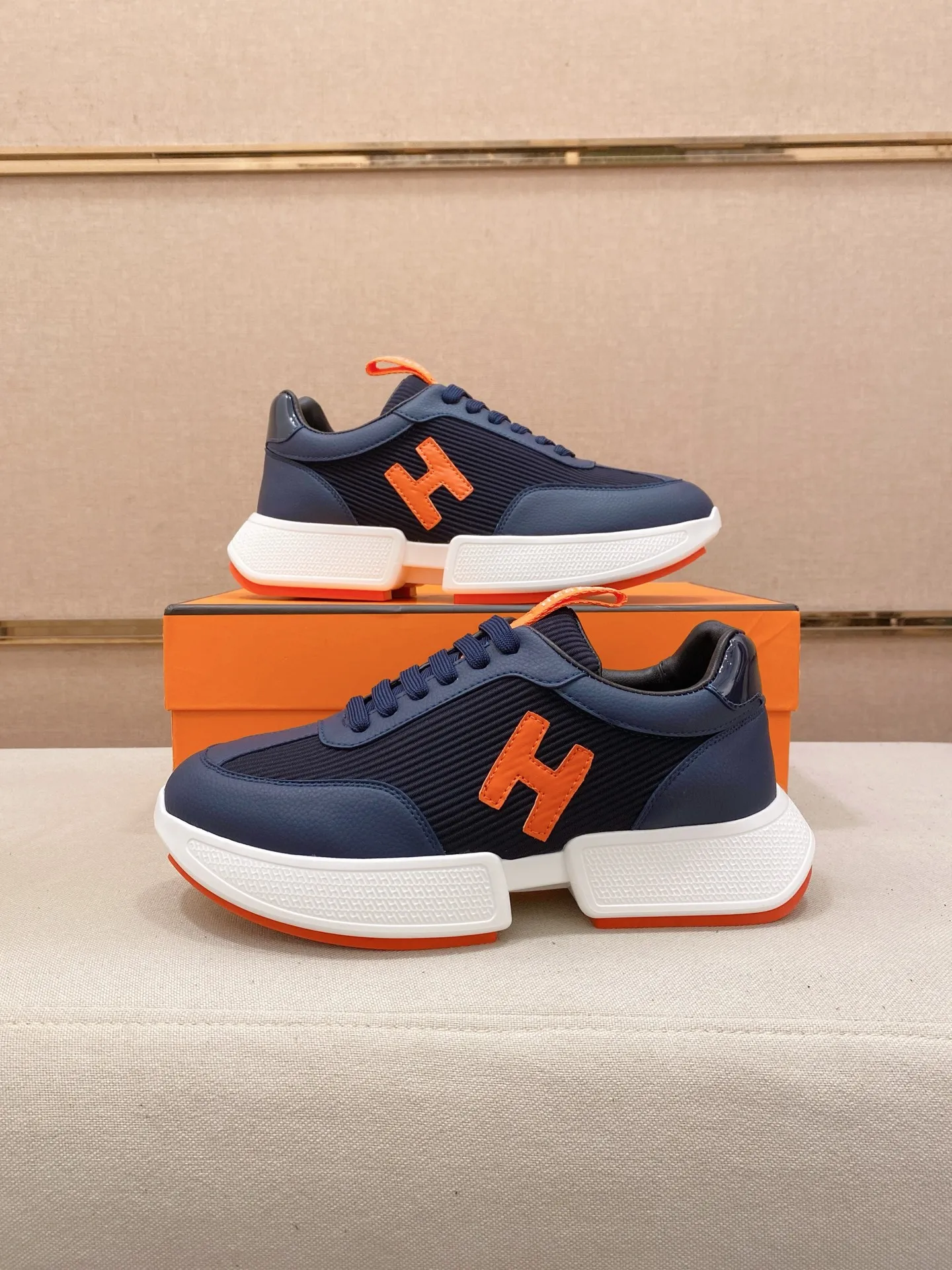 Ex-factory price: 460💰《HERMES》【Classic original single version】Hermès; top 🔝purchasing agent🔍🔍men's latest 🇺🇸 counter sales simultaneously, imported from Italy original ▲▲cowhide ▲▲ (high-end, nobility, class) ) Exquisite workmanship (Italian 🇮🇹 imported water-dyed 🐂 cowhide lining) sole: original sole provided by the original factory, ⚠️exclusive double-layer activity·TPR·rubber·combined molded outsole; super comfortable·wear-resistant·non-slip·environmental protection The real thing is more beautiful if you take the real thing (high quality, follow the order). You can enter and exit the counter at will * Number of yards: 38-44 (45 can be customized and cannot be returned or exchanged)